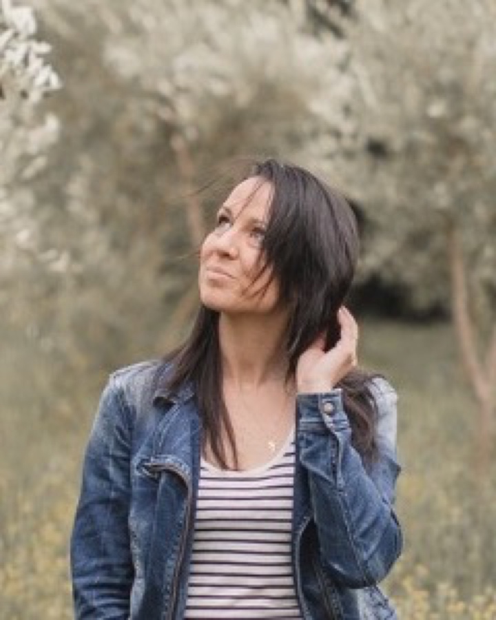 Élise Bourgoin, apaisée, dehors parmi les oliviers