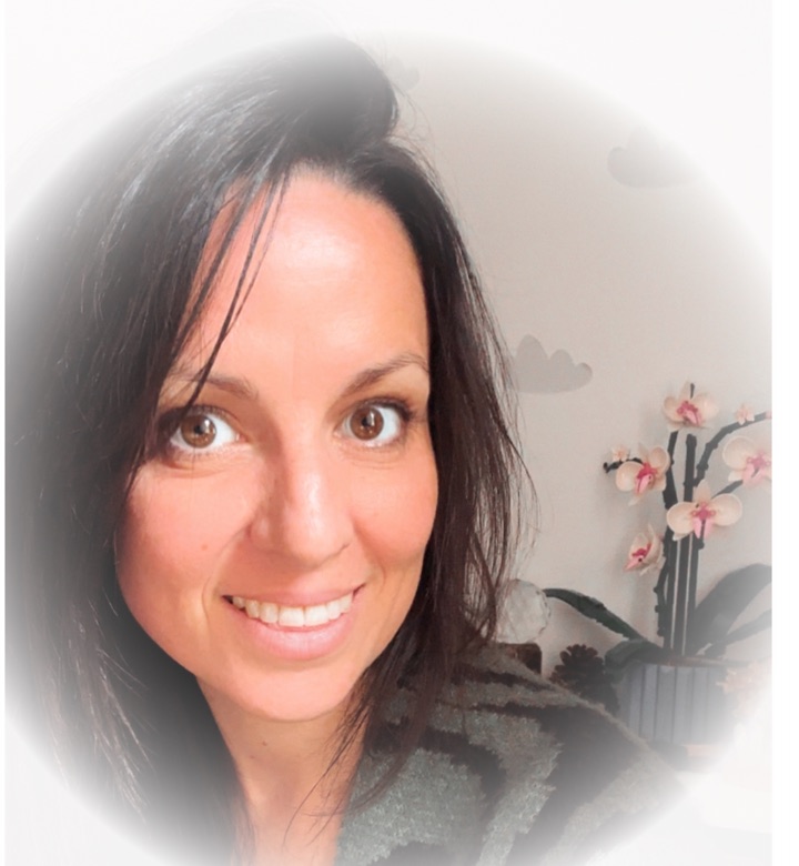 Élise, souriante, devant une orchidée